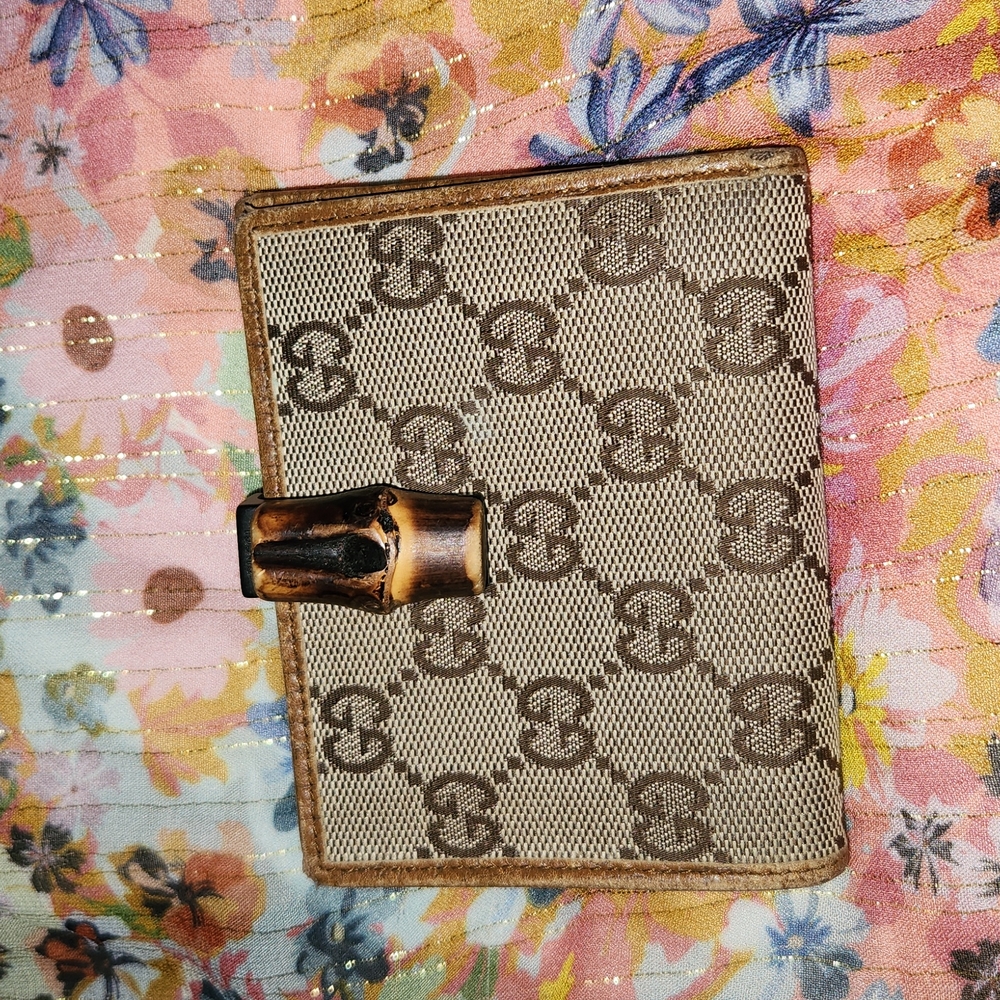 Gucci unisex wallet.